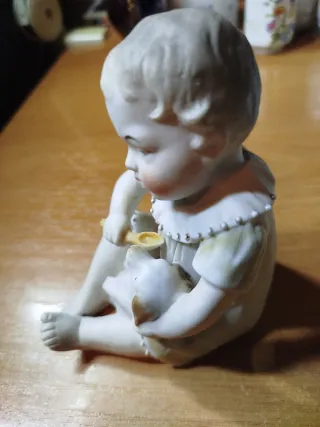 Figura niño con perro biscuit