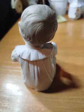 Figura niño con perro biscuit