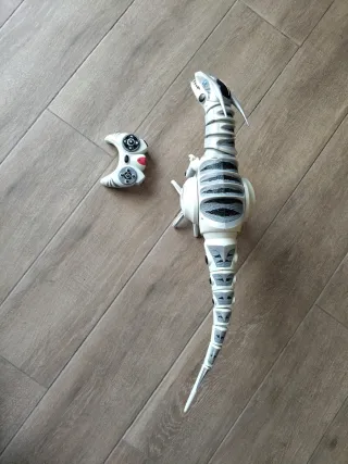 Dinosaurio con mando