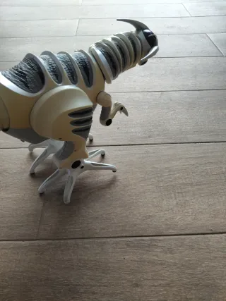 Dinosaurio con mando