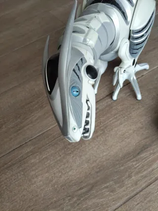 Dinosaurio con mando