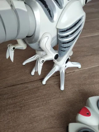 Dinosaurio con mando