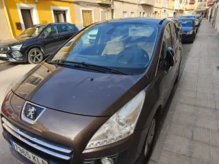 Peugeot 3008 2013 .