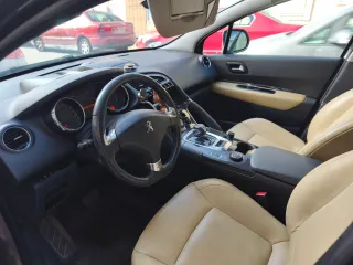 Peugeot 3008 2013 .