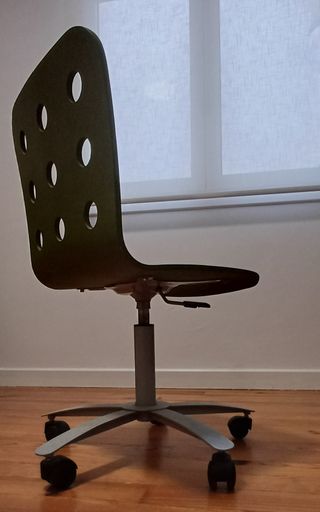 Silla de oficina verde con base metálica