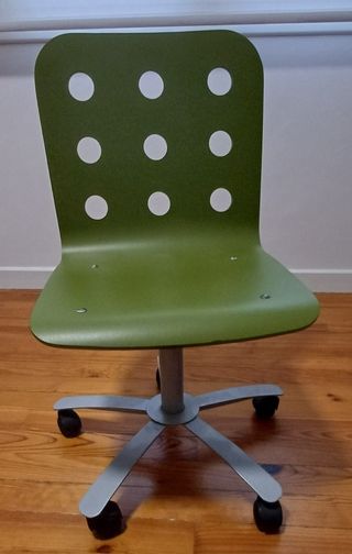 Silla de oficina verde con base metálica