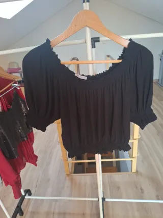 Blusa Zara negra escotada