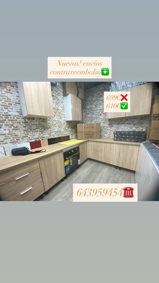 Armarios de cocina nuevos empaquetados.