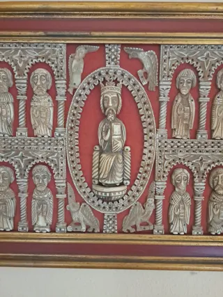 Bajorrelieve religioso medieval románico enmarcado