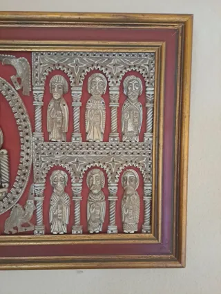 Bajorrelieve religioso medieval románico enmarcado