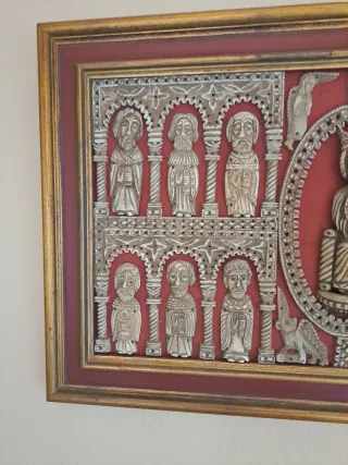 Bajorrelieve religioso medieval románico enmarcado