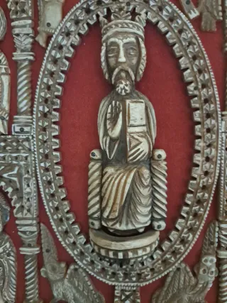 Bajorrelieve religioso medieval románico enmarcado