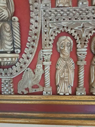 Bajorrelieve religioso medieval románico enmarcado