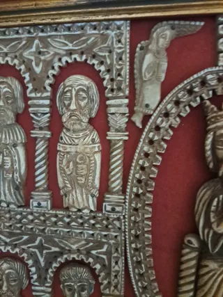 Bajorrelieve religioso medieval románico enmarcado