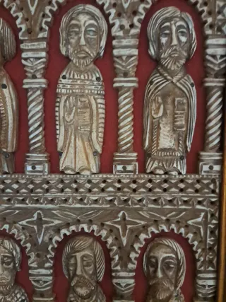 Bajorrelieve religioso medieval románico enmarcado