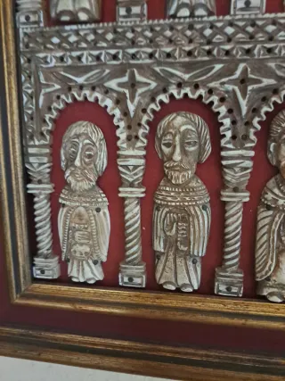 Bajorrelieve religioso medieval románico enmarcado