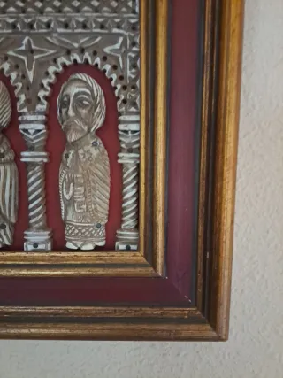 Bajorrelieve religioso medieval románico enmarcado