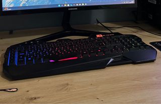 Teclado Gaming RGB Negro está bastante usado