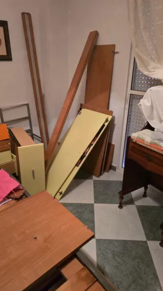 Habitación juvenil litera y escritorio