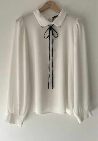 Blusa sfera con lazo negro nueva