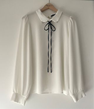 Blusa sfera con lazo negro nueva