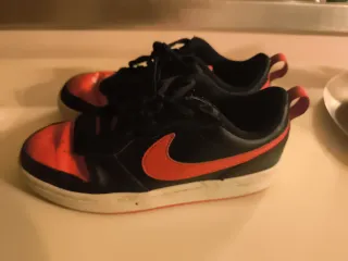 Zapatillas Nike Air Force 1 Negras y Rojas