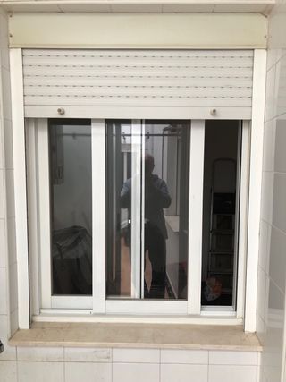 Ventana aluminio con persiana de 105x16x137