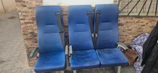 Asientos de furgoneta azules con cinturón