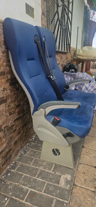 Asientos de furgoneta azules con cinturón