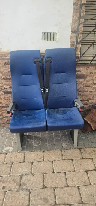 Asientos de furgoneta azules con cinturón