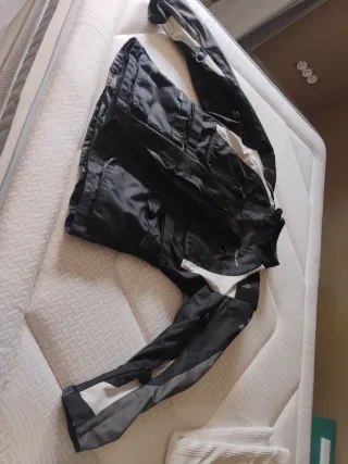 Chaqueta de moto negra y gris, talla M.