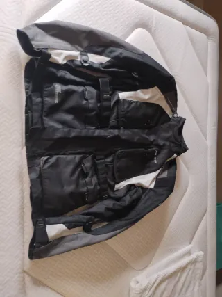 Chaqueta de moto negra y gris, talla M.