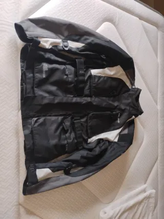 Chaqueta de moto negra y gris, talla M.