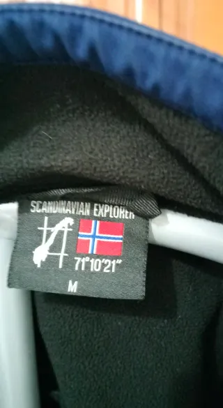 Chaqueta térmica azul y negra