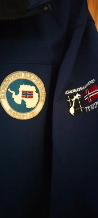 Chaqueta térmica azul y negra