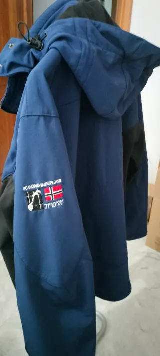 Chaqueta térmica azul y negra