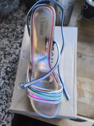 Sandalias de tiras multicolor y plateadas