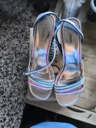 Sandalias de tiras multicolor y plateadas