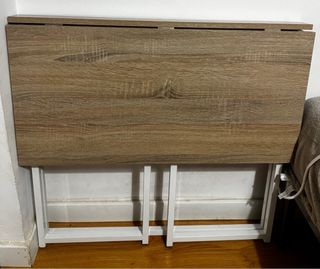 Mesa de escritorio plegable  y silla azul