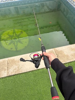 Caña y carrete de pesca spinning