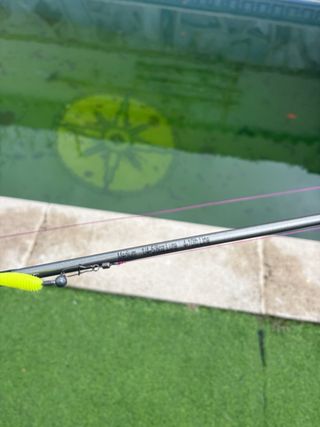 Caña y carrete de pesca spinning