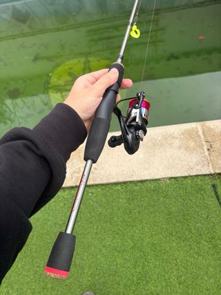 Caña y carrete de pesca spinning