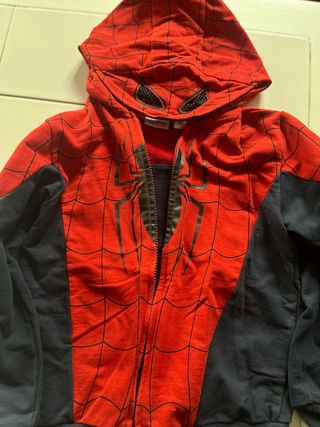 Sudadera niño 7 años  5 euro cada una las tres 12e