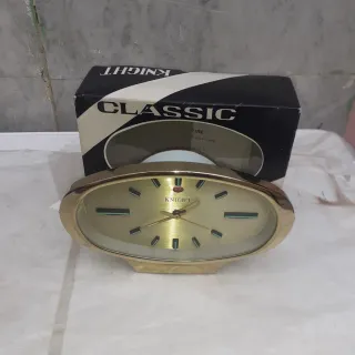 Reloj de cuerda clásico dorado