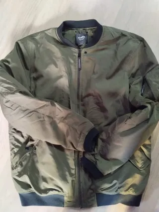 Chaqueta bomber Pull&Bear verde militar Talla M