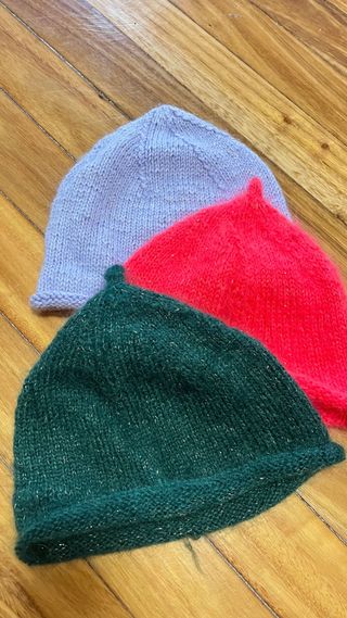 Gorro tejido verde, rosa y lila