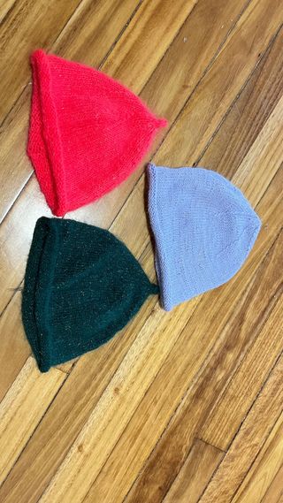 Gorro tejido verde, rosa y lila