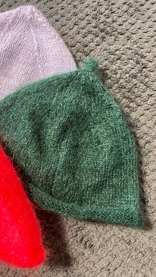 Gorro tejido verde, rosa y lila