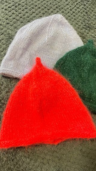 Gorro tejido verde, rosa y lila