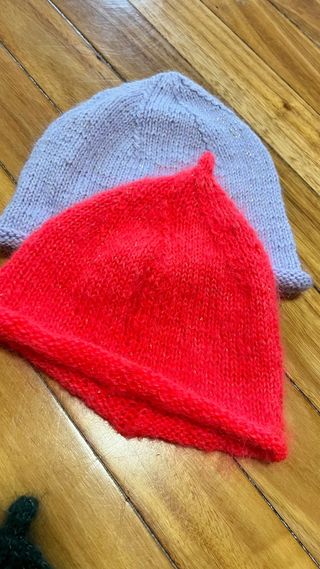 Gorro tejido verde, rosa y lila